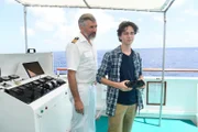 Staff-Kapitän Martin (Daniel Morgenroth, l.) versucht Tobias (Alexis Salsali, l.) mit einem Ausblick von der Brücke aufzumuntern.