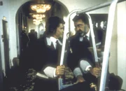 Jonathan (Michael Landon, l.) und Mark (Victor French) müssen diesmal ihren Auftrag als Hotelpagen erfüllen.
