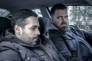 Patrik (Mattias Nordkvist) macht Salle (Ardalan Esmaili, li.) ein dubioses Angebot.
