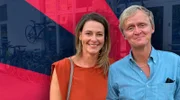 Anja Reschke hat ein Rad a… - okay, nein, das Wortspiel ist selbst uns zu billig. Fast so billig wie Pierres Fahrradreparaturservice auf dem Schwarzmarkt! Den lehnt Anja Reschke allerdings dankend ab, schließlich ist SIE ein vorbildlicher Systemling. Prompter machen sich beide auf den Weg zum nächstgelegenen Fahrradladen. Und so wie ein Windows Update mit schlechtem Orientierungssinn, fragt sich auch Anja Reschke: wo installier ich mich?