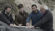 Kawa Mawalayee (2.v.r.) und Paul Beban (2.v.l.) und ihr Übersetzer schauen sich mit einem UFO-Augenzeugen eine Karte an.