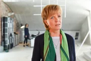 Brigitte Albrecht (Ulrike Kriener, r.) glaubt nicht, dass Constanze Bergmann (Anne Schäfer, l.) trotz ihrer Schwangerschaft das Großprojekt in Brasilien leiten kann.