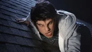 Scott (Tyler Posey) beobachtet als Werwolf verwandelt Alisson.