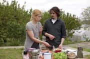 Ana und Lazar bereiten einen Brotaufstrich mit dem Pilz Schwefelporling zu.