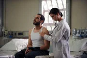 Weil die Gefängnisärztin Dr. James (Odette Annable, r.) nicht alleine darauf kommt, was Nick (Sebastian Sozzi, l.) fehlt, kontaktiert sie House ...