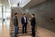 Nachdem eine junge Umweltschützerin tot vor dem Stuttgarter Landtag aufgefunden wurde, befragen die Kriminalkommissare Jo Stoll (Peter Ketnath, l.) und Rico Sander (Benjamin Strecker, r.) den Politiker Berkan Günok (Ercan Karacayli, M.), der spätabends zur Tatzeit noch im Landtag gearbeitet hat.