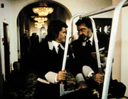 Jonathan (Michael Landon, l.) und Mark (Victor French, r.) müssen diesmal ihren Auftrag als Hotelpagen erfüllen.