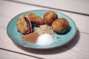 Das Künstlerpaar Ana Vrbaski und Marko Dinjaski serviert die traditionellen Zwetschgenknödel.