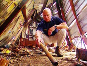 Major Mike Overbee sieht sich den Tatort an. War es ein Unfall oder Brandstiftung?