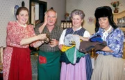 Das „weibliche Regiment“ der Familie Stangl ist voll in Aktion. V. li. n. re.: Gerda Steiner-Paltzer, Peter Steiner, Erna Wassmer, Gerda Steiner.