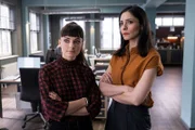 Franzi Berger (Paula Schramm, l.) und Sarah Khan (Pegah Ferydoni, r.) fragen sich, mit wem sich Sven Lambrecht vor seinem Tod getroffen hat.