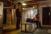 Danny (James Nesbitt, l.) konnte Ryan (Sam Heughan, r.) nicht nachweisen, der Mörder seiner Tochter zu sein.