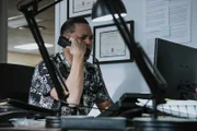 Drama-Rekonstruktion: Detektiv Akagi telefoniert mit den Freunden von Ivanice Harris.