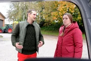 Julian (Sandro Kirtzel) und Sophia (Patricia Freund) versuchen, ihren Streit hinter sich zu lassen.