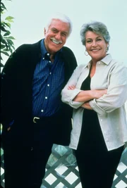Dr. Mark Sloan (Dick Van Dyke, l.); Danielle Marsh (Helen Reddy)