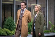 Dr. Dylan Reinhart (Alan Cumming, l.) und seine Kollegin Detective Lizzie Needham (Bojana Novakovic, r.) ermitteln undercover in einem Krankenhaus, in dem eine Krankenschwester verdächtigt wird ihre Patienten umzubringen ...