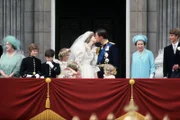 Der berühmte Balkonkuss nach der Hochzeit von Prinz Charles, und Prinzessin Diana (ehemals Lady Diana Spencer) am 29. Juli.