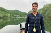 Bei einer Bootsfahrt über den Skadarsee, den größten See der Balkanhalbinsel, fühlt sich Ramon Babazadeh wie in einer fremden Welt.