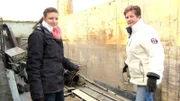 Kerstin (re.) und Maria (li.) leiden noch sehr unter dem Verlust des geliebten Familienoberhaupts Uli. Doch die beiden müssen schnellstmöglich das Anwesen verkaufen und rufen deshalb den Trödeltrupp zu Hilfe...