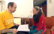 Familienvater Jörg (41) wird von Eva Brenner über die Arbeiten am und im Haus unterrichtet