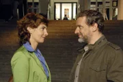 Steffi (Karin Kienzer, l.) und Ulrich (Wolfgang Wagner, r.) gehen miteinander aus.