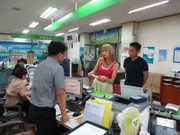 Sandra Eckardt und Übersetzer Namgu befragen die Mitarbeiter im Meldeamt von Seoul.