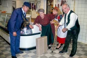 Erich (Erich Seyfried, li.), Katja (Manuela Denz, 2. v. re.) und Opa (Peter Steiner) kümmern sich um Erna (Erna Wassmer). Sie hat sich einen Hexenschuss geholt.