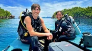 Durch die Wildnis mit Simon Reeve Im Korallendreieck Simon Reeve beim Tauchen mit der Meeresschutzaktivistin Nesha Ichida in den Gewässern des Korallendreiecks.