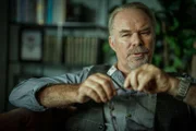 Dr. Rudd (Deon Lotz)