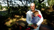 Der alleinerziehende Vater Michel möchte seinem Sohn Jayden eine besser Kindheit ermöglichen, als er sie einmal hatte.