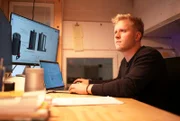 Erfinder Felix Drechsel (26) aus Weimar sitzt an seinem Schreibtisch. Er arbeitet an einem Abwasserwärmetauscher für große Mehrfamilienhäuser und die Industrie.