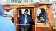 Kriminalhauptkommissarin Karoline Joost (Nike Fuhrmann) verfolgt eine Spur und sieht sich in der Nachbarschaft des Bootsverleihs von Opfer Torsten Ferbeck um.