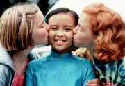 Lisa (Katharina Wäschenbach, links) und Hexe (Marleen Lohse) finden Kiki (Thuy-Anh Cao, Mitte) süss.