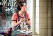 Gerdi (Gerda Steiner) hat eine Idee, wie man Tante Leni für längere Zeit los werden kann.