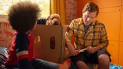 Tom (Ellis-James Naylor, li.) und Simon (James Merry) helfen Wuffel, ein Schlossbett für seine Hundefreundin Penny zu basteln.