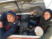 Checker Tobi (rechts) und Julius nach ihrem Flug im Segelflugzeug. Ein bisschen Popcorn ist leider verschüttet worden.