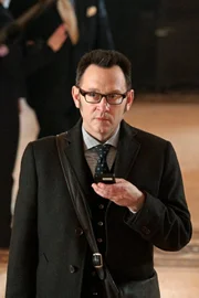 Finch (Michael Emerson) versucht herauszufinden, warum Abby Monroe von der Maschine als 'Person of Interest' ausgegeben wurde.