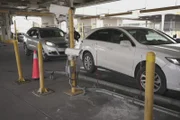 Mehrere Fahrzeuge warten in der Schlange, um die Grenze in El Paso, TX, zu passieren.