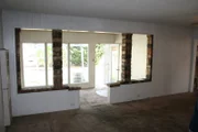 Noch sieht das Zimmer nicht ansprechend aus, aber schon bald bekommt es einen neuen Look ...