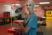 Gerichtsmedizinerin Jackie (Joely Richardson) hat die Leiche einer jungen Frau untersucht, die ihrer Diagnose nach Suizid beging.