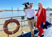 Tamina Kallert (r) und Uwe Irnsinger auf der öffentlichen Fähre in Bordeaux.