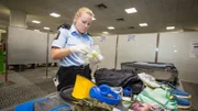 Bei der Gepäckkontrolle an neuseeländischen Flughäfen wird jeder Gegenstand im Koffer genau geprüft.