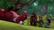 Robin (2.v.r.) und Tuck (r.) sind fassungslos. Der hypnotisierte Drache Derke (l.) ist nicht mehr er selbst.