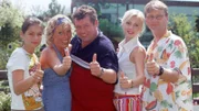 Die Camper zelten wieder: Benno Ewermann (Willi Thomczyk, Mi.), seine Frau Uschi (Antje Lewald, 2.v.li.), Tochter Tanja (Natascha Hockwin, li.) sowie die lieben Platznachbarn Lothar (Rene Heinersdorff) und Stefanie (Dana Golombek) beziehen wieder Quartier auf dem Campingplatz.