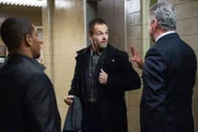 Gemeinsam versuchen sie einen neuen Fall aufzuklären: Sherlock (Jonny Lee Miller, M.), Gregson (Aidan Quinn, r.) und Bell (Jon Michael Hill, l.) ...