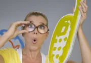 Anke testet ihre Sehhilfe.