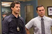 Jake Peralta (Andy Samberg, l.); Charles Boyle (Joe Lo Truglio, r.)