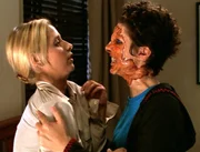 Die Befürchtung von Buffy (Sarah Michelle Gellar, l.) hat sich bestätigt: Ihre Mitbewohnerin Kathy (Dagney Kerr, r.) ist ein Dämon.