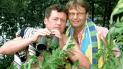 Bennos (Willi Thomczyk, l.) Badehose ist verschwunden. Klarer Fall: Das war der entflohene Sträfling! Lothar (Rene Heinersdorff) muss mit Benno zum See, um nach dem Dieb Ausschau zu halten.