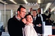 Peter Rogner (Jochen Nickel) überfällt eine Bank und nimmt eine Geisel (Sabine Friesz).